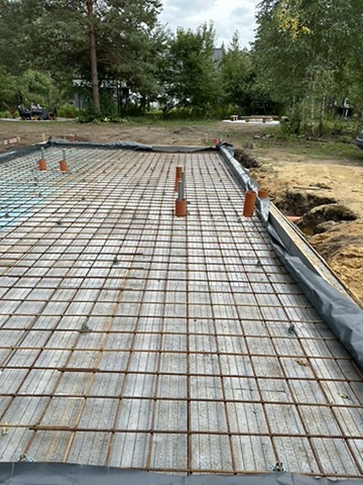 Dwie siatki zbrojenia z przepustami kanalizacji przed betonowaniem